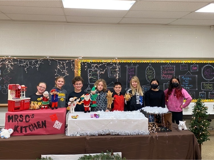5th Grade students with their puppets