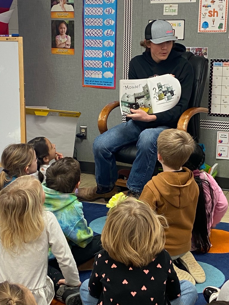 Preston Daufeldt reads to a Kindergarten class