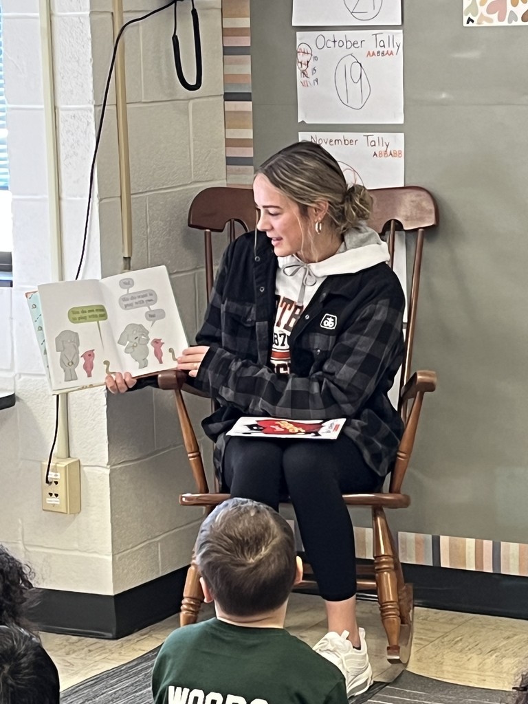Brooklyn Buysse reads to a Kindergarten class