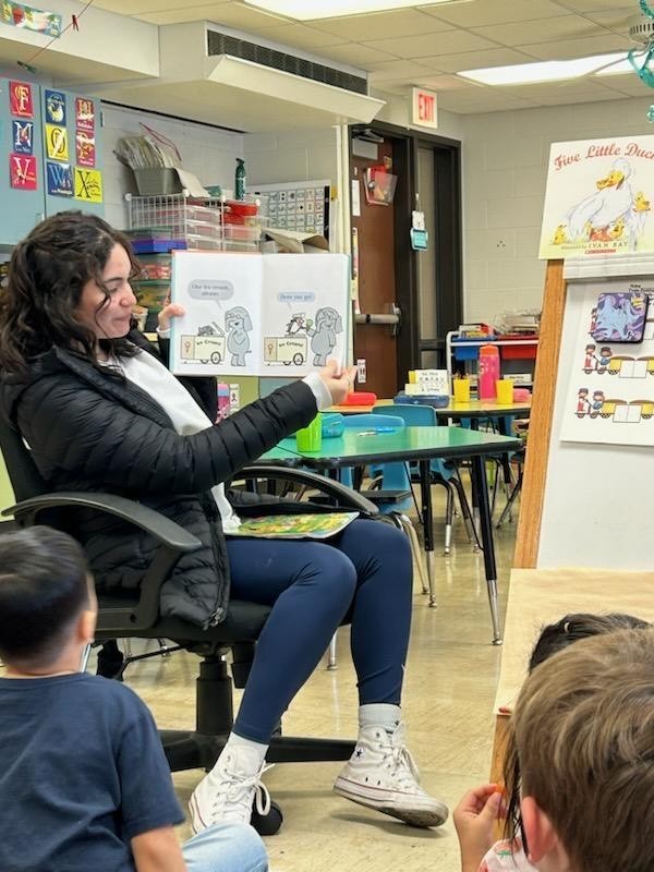 Karla Velasco reads to Kindergarten students