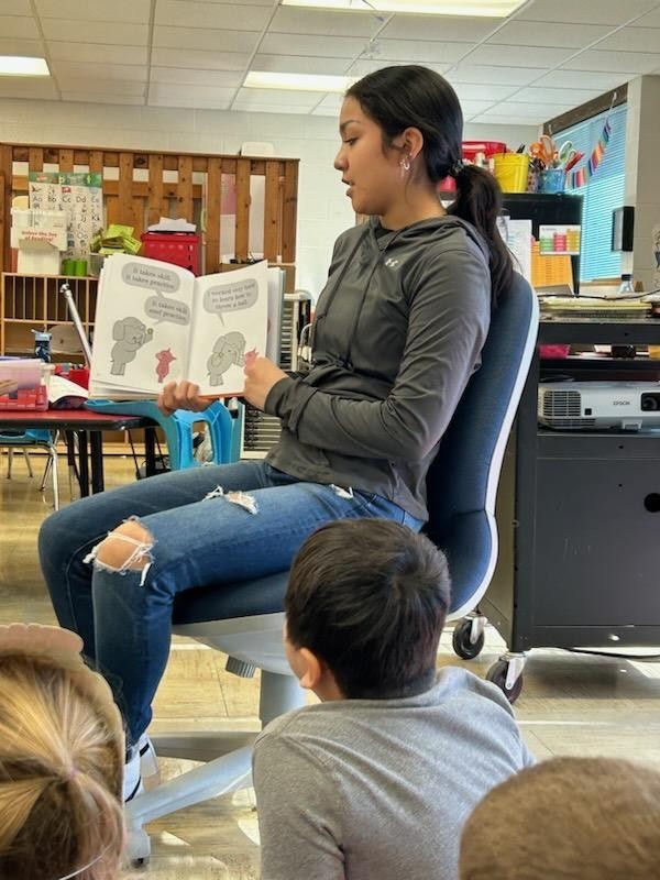 Monica Morales reads to Kindergarten students